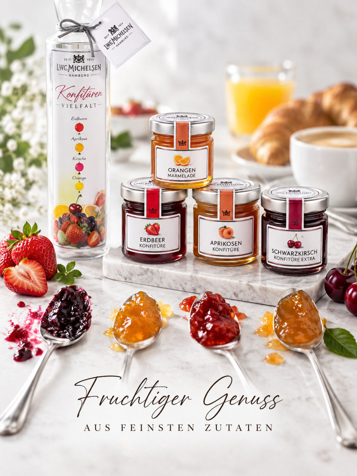 Vier Miniatur-Konfitüren von L.W.C. Michelsen mit Erdbeer, Aprikose, Schwarzkirsch und Orange beim Frühstück