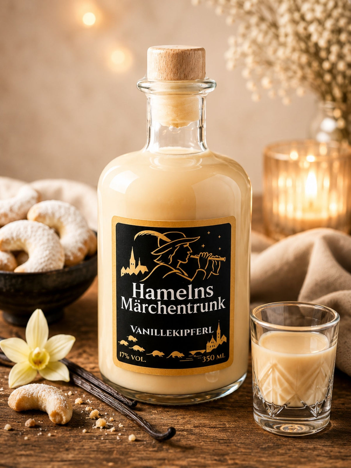 Hamelns Märchentrunk Vanillekipferl 350 ml mit Vanillekipferln, Vanilleschoten und Likörglas in warmer moderner Genuss-Szenerie.