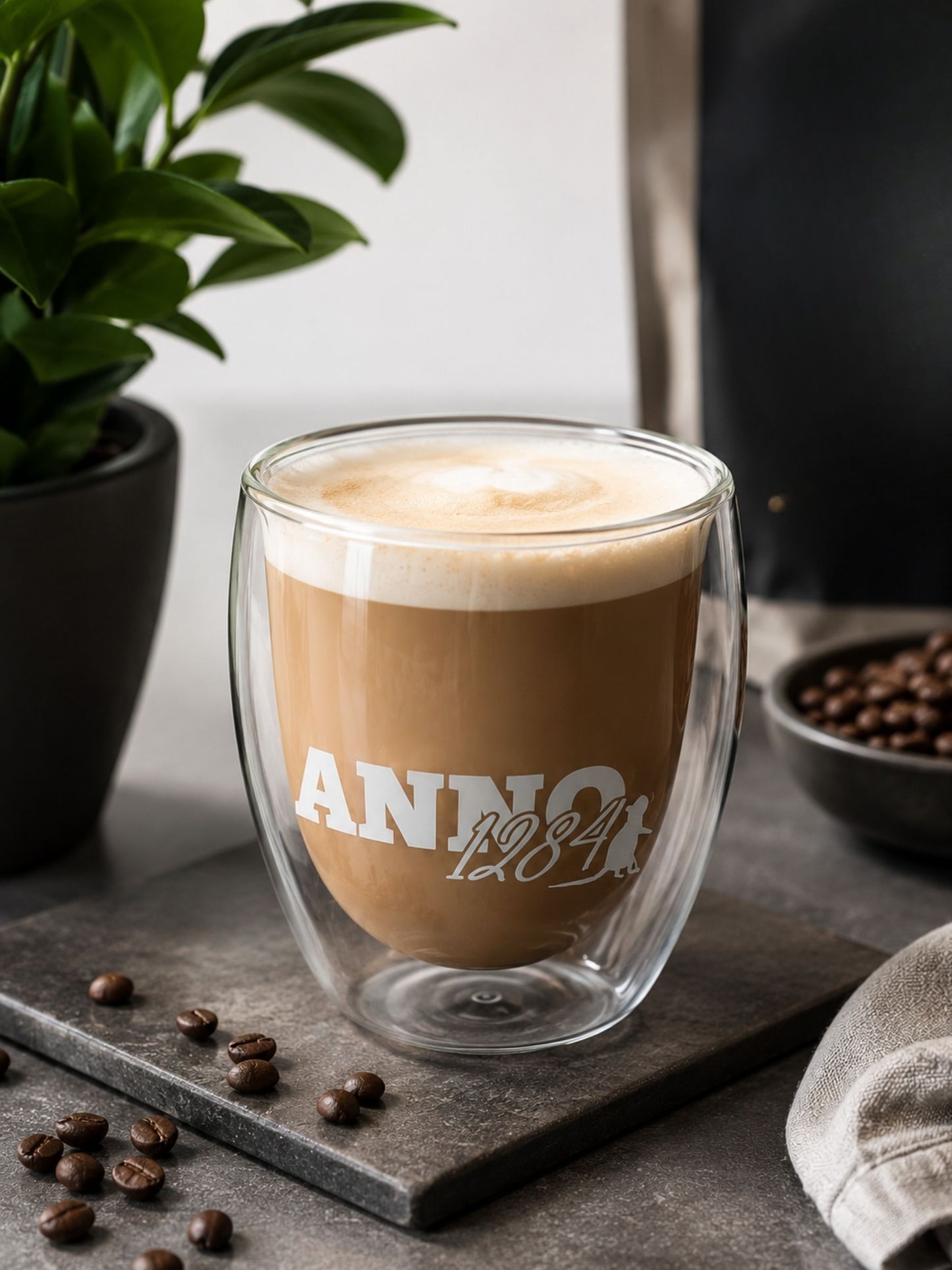 Cappuccino-Glas Hameln 250ml mit ANNO-1284-Motiv mit Cappuccino gefüllt