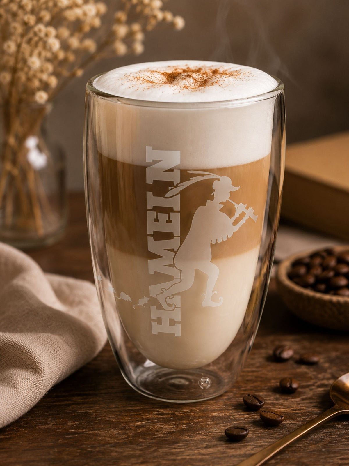 Latte-Macchiato-Glas Rattenfänger-Motiv auf Holztisch