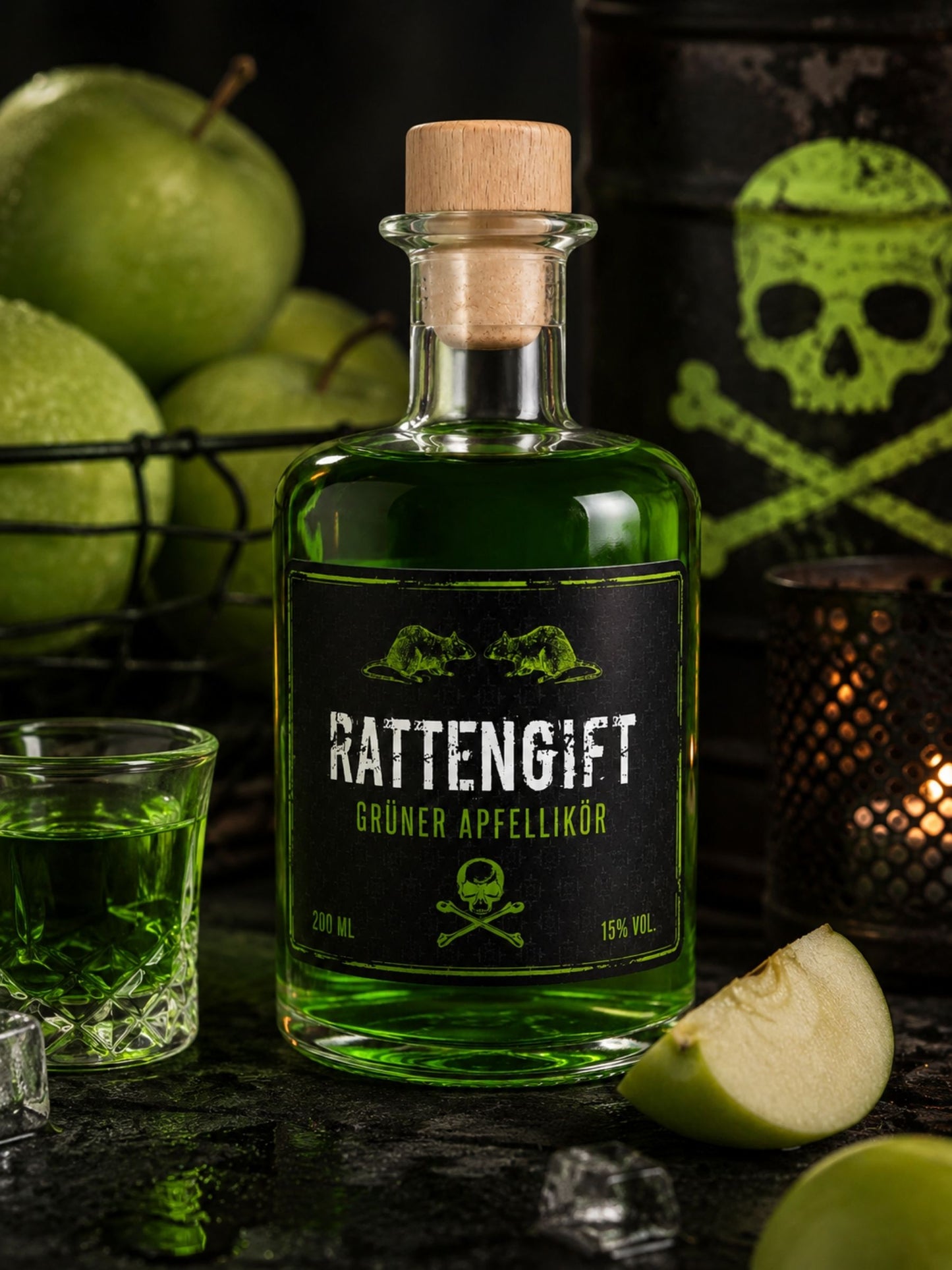 Rattengift grüner Apfellikör 200 ml mit Glas, grünen Äpfeln und Eiswürfeln in dunkler moderner Szenerie.