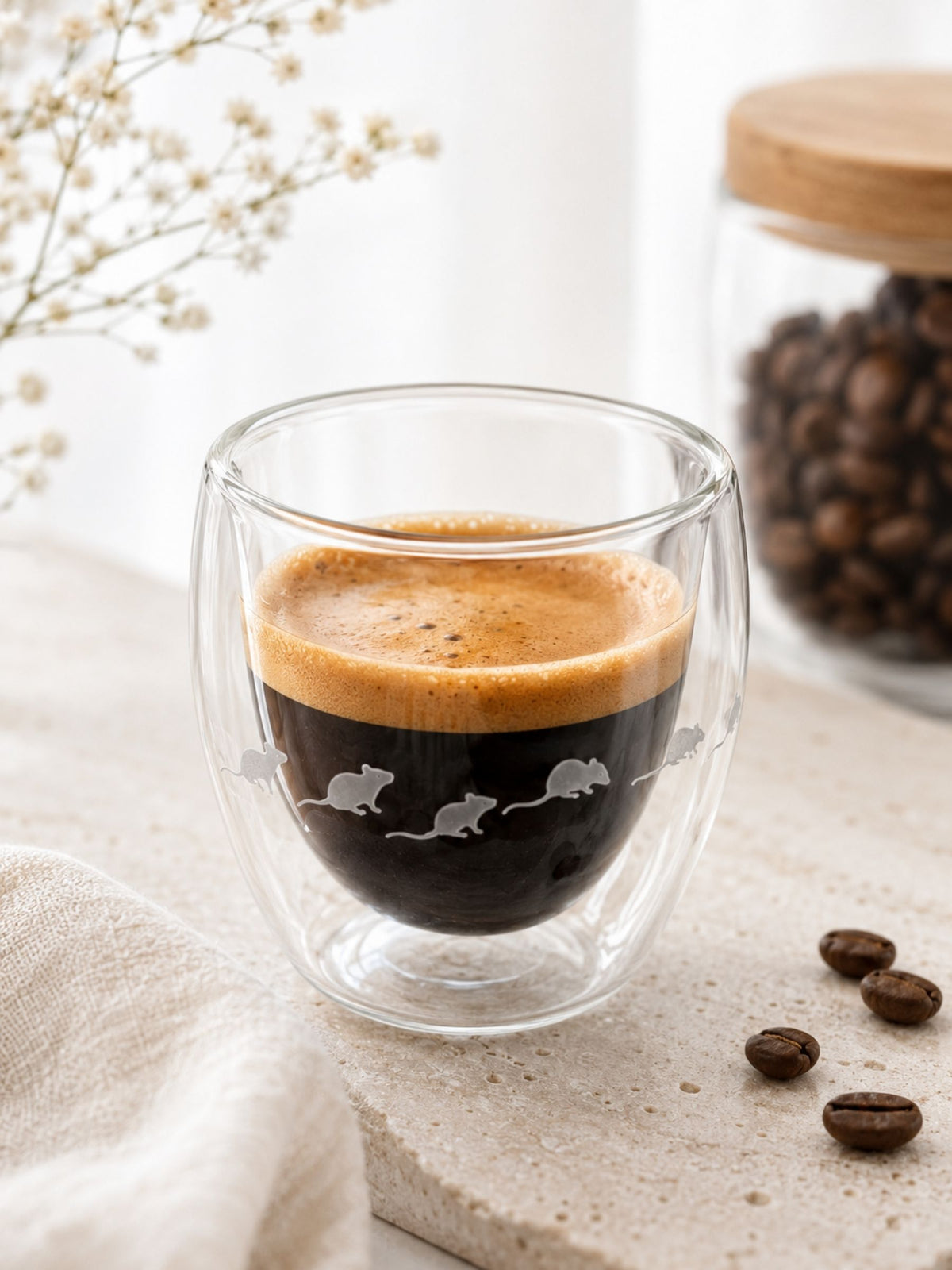 Espresso in Espresso-Glas Rattenfänger-Motiv auf Tisch