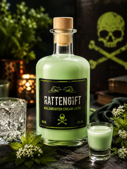 Rattengift Waldmeister Cream Likör 350 ml mit Shotglas, Eiswürfeln, Waldmeisterblüten und grünen Akzenten in moderner Bar-Szenerie.