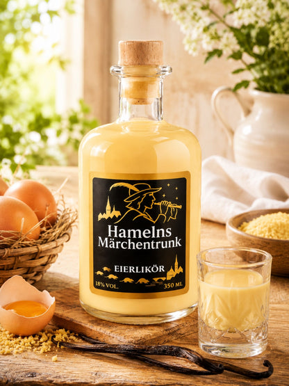Hamelns Märchentrunk Eierlikör 350 ml mit gefülltem Likörglas, Eiern, Vanille und warmem rustikalem Hintergrund als hochwertiges Verkaufsbild.