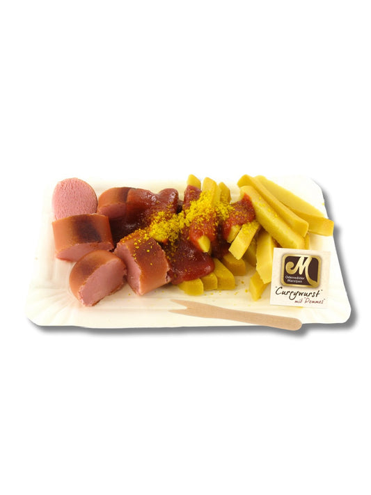 Currywurst mit Pommes aus Marzipan, handgefertigt, 150 g, mit Curry-Tomatensoße und modellierten Pommes von Odenwälder Marzipan erhältlich in der Dreyer Confiserie in Hameln.