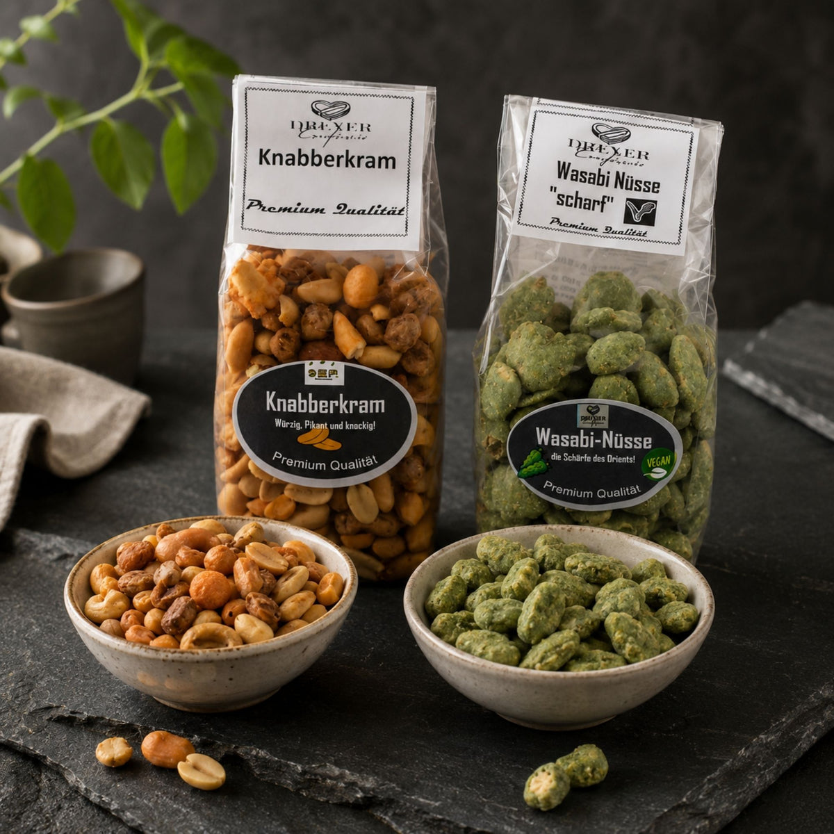 Geröstete Nussmischung und Wasabi Nüsse in kleinen Schalen
